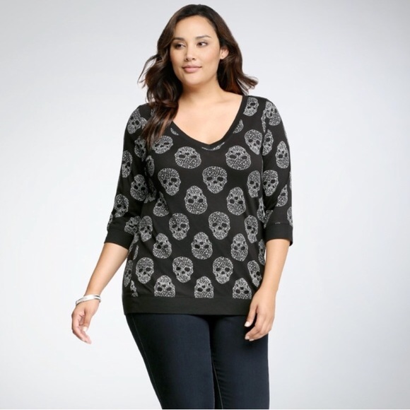 torrid Tops - 🌟HP🌟 [Torrid] Skull V Neck Tee